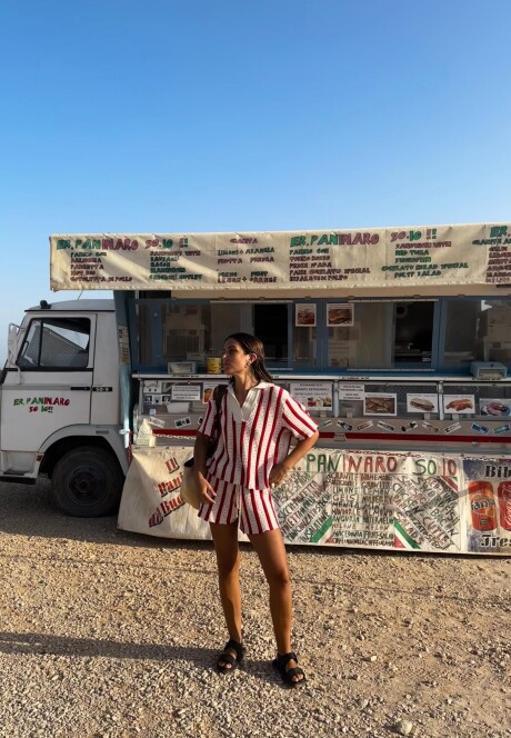 Short Capri SS25 Stripped cherry