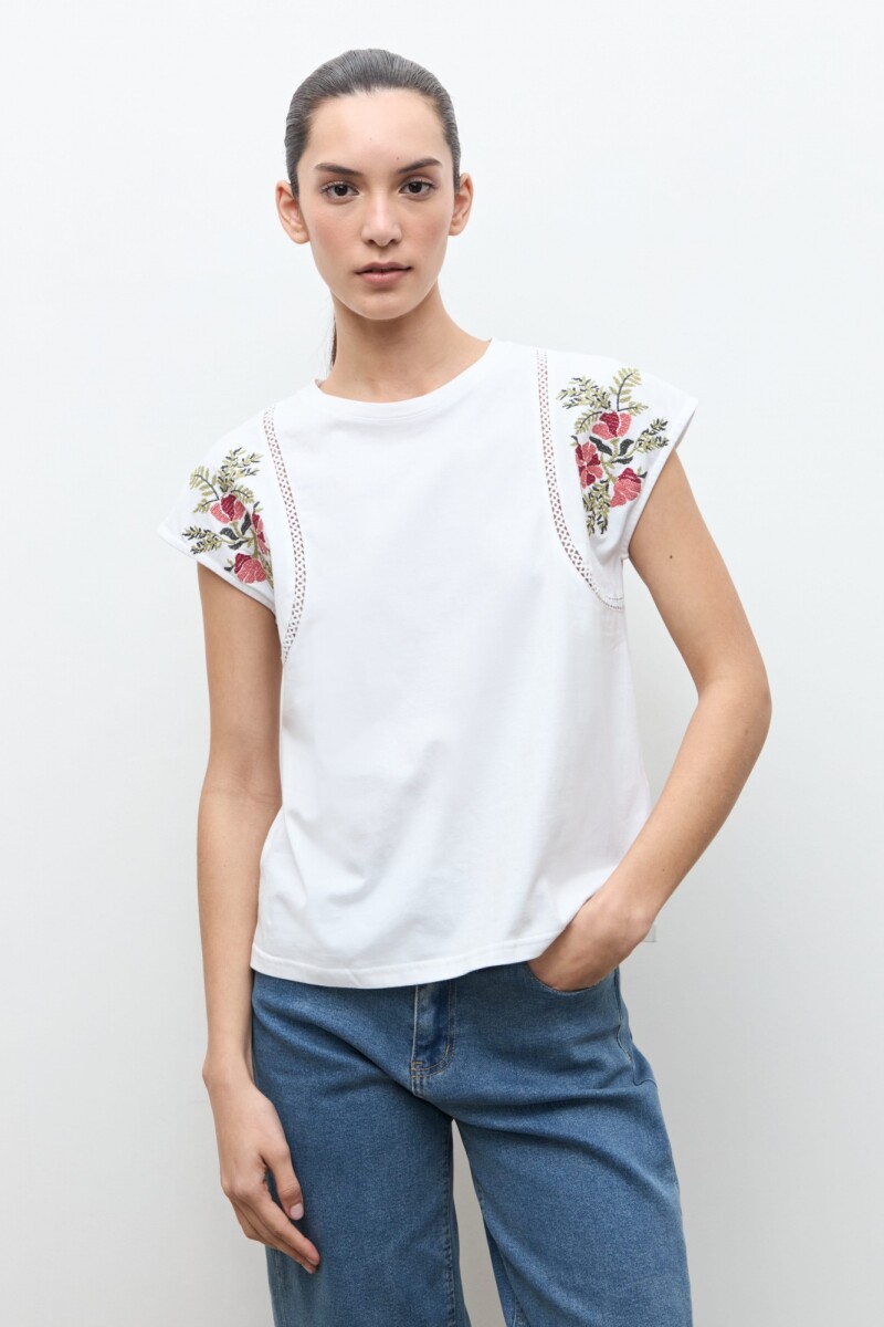 Remera bordado floral y vainillas blanco