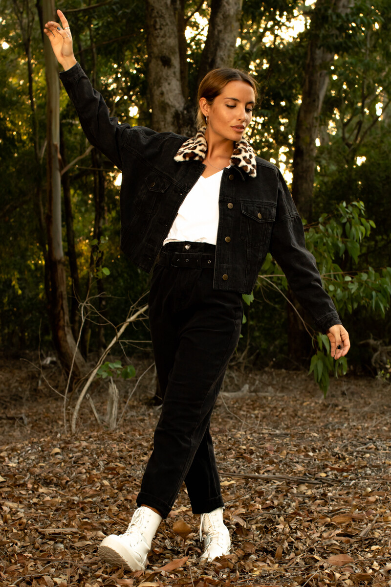 Campera de jean con cuello print - Negro 