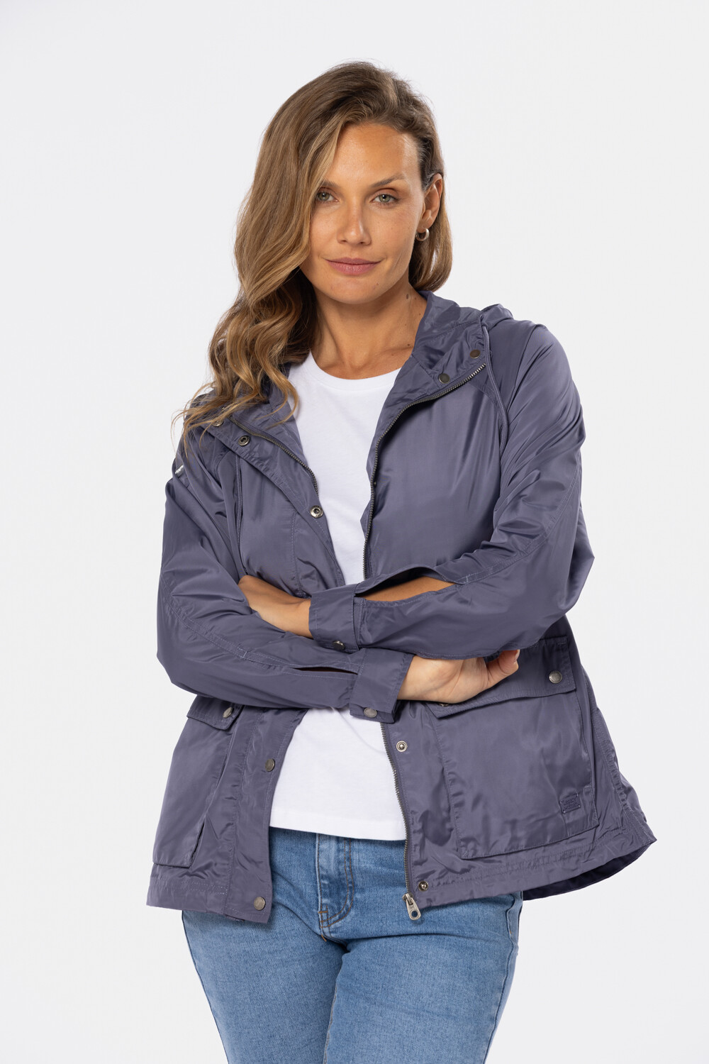 CAMPERA DE NYLON CON CAPUCHA Violeta