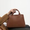 Cartera de Mano Anette Grande en Efecto Cuero Liso Cuoio