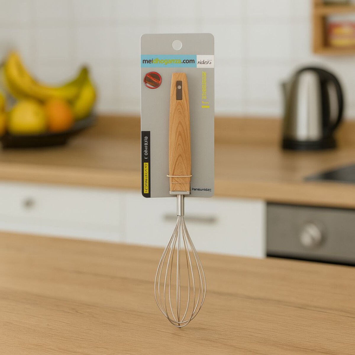 BATIDOR MANUAL CON MANGO DE MADERA 