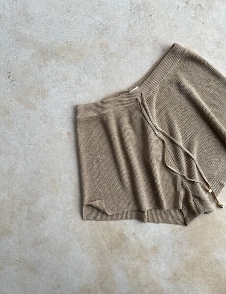 Short Dominica SS24 Gold