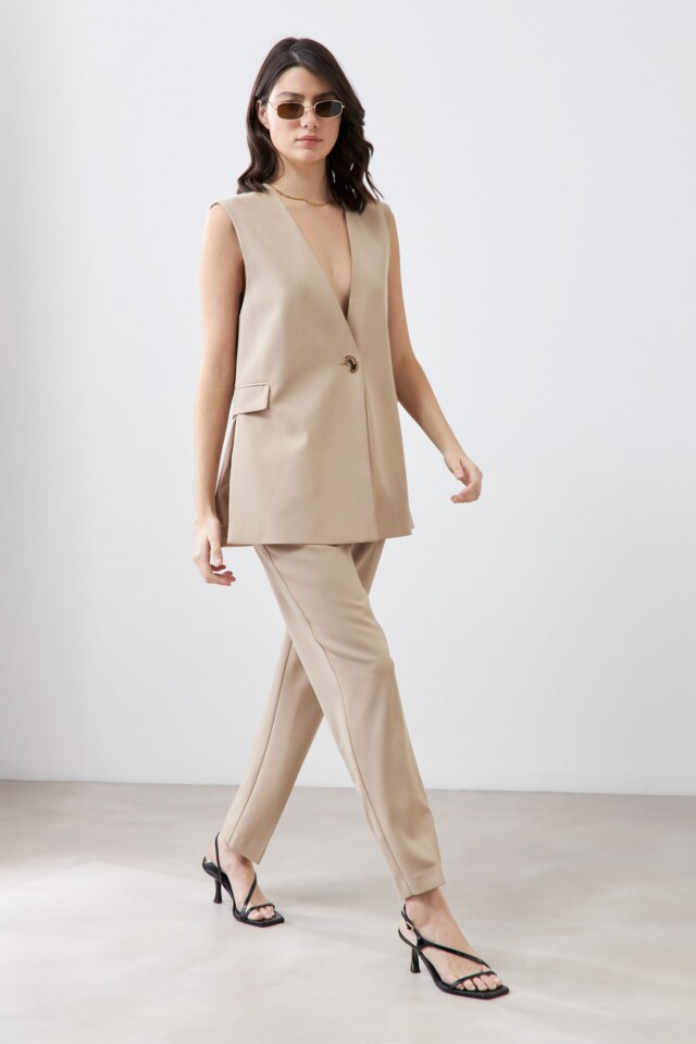 Chaleco largo con botón metálico beige
