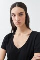 Remera escote en V negro