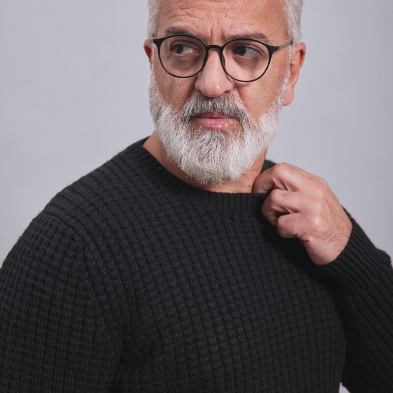 BUZO DE PUNTO GRUESO NEGRO