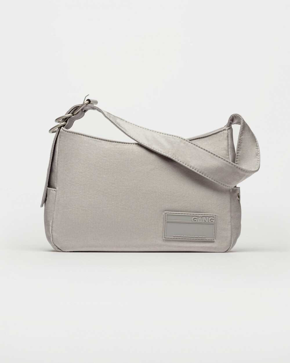 Cartera Al Hombro Gang Glamy En Nylon Metalizado