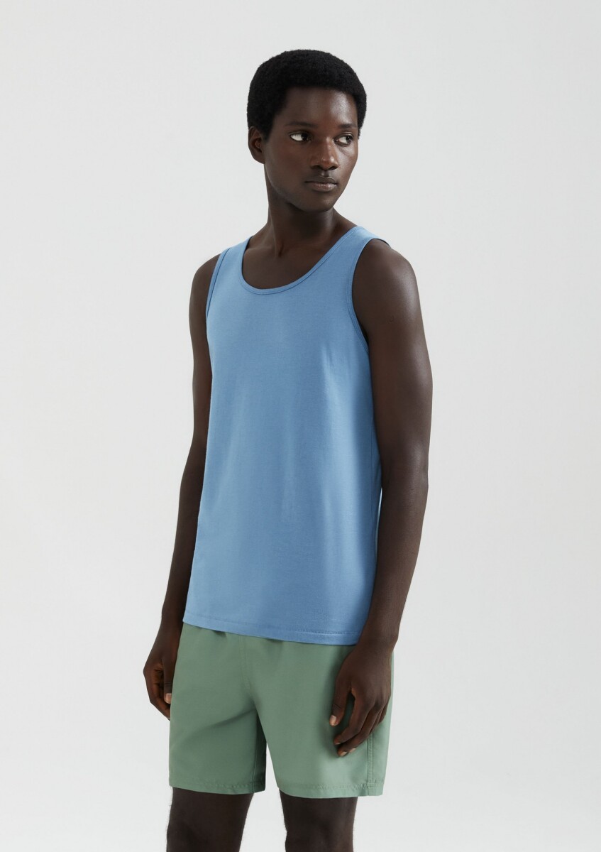 MUSCULOSA BÁSICA MODELO SLIM - CELESTE 