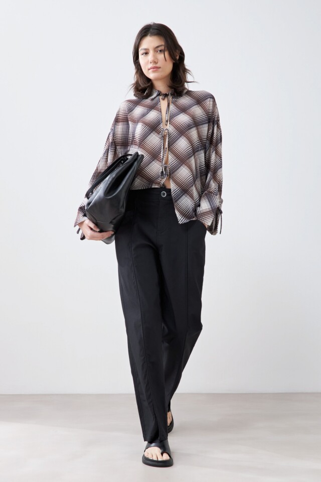 Pantalón recto con tajos negro