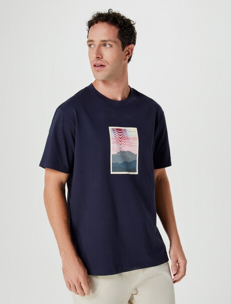 CAMISETA CON ESTAMPA MODELO REGULAR AZUL OSCURO