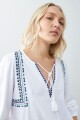 Remera boho con bordados blanco