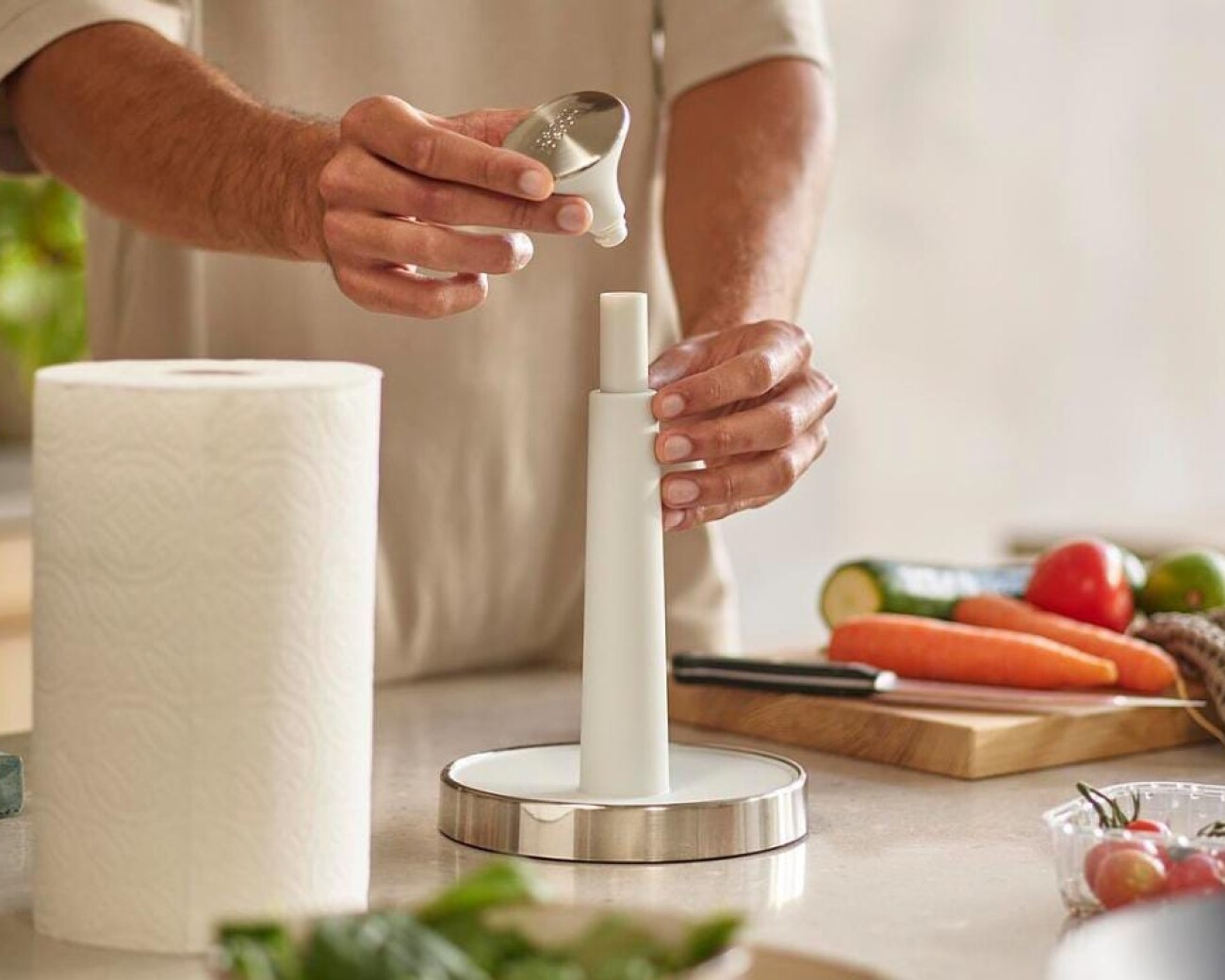 Porta rollo de cocina con tapa presionable para bloquear el rollo. Porta rollo de cocina con tapa presionable para bloquear el rollo.