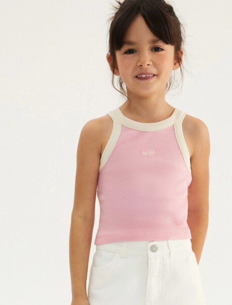 MUSCULOSA INFANTIL CON BORDADO ROSADO