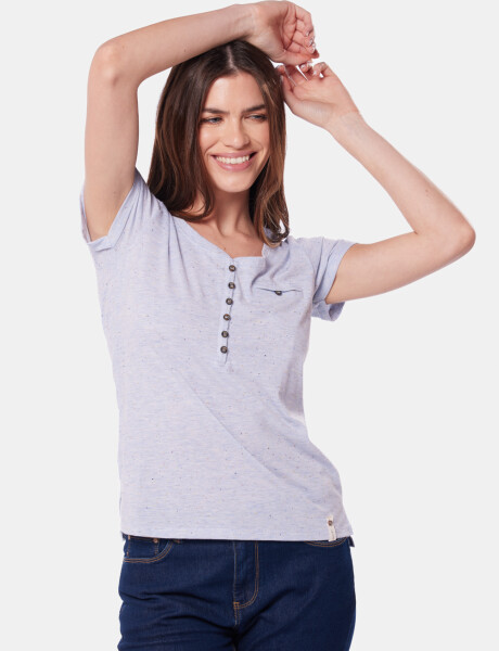 REMERA CON BOTONES Celeste