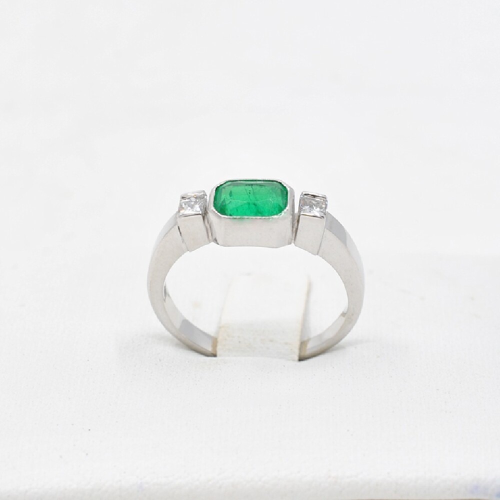 Anillo En Oro 18K, Brillantes Y Esmeralda Anillo En Oro 18K, Brillantes Y Esmeralda