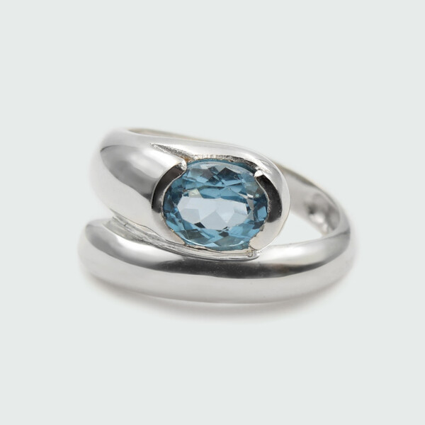 Anillo Ivy de plata 925 con topacio azul. Anillo Ivy de plata 925 con topacio azul.