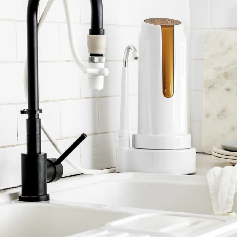 Purificador de agua Dvigi As Plus sobre mesada Dorado