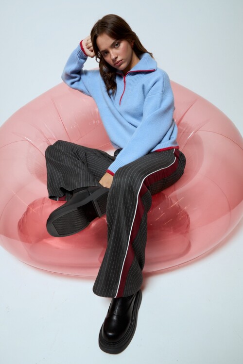 Sweater tejido con cierre celeste