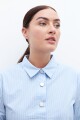 Blusa rayada con cuello camisa celeste