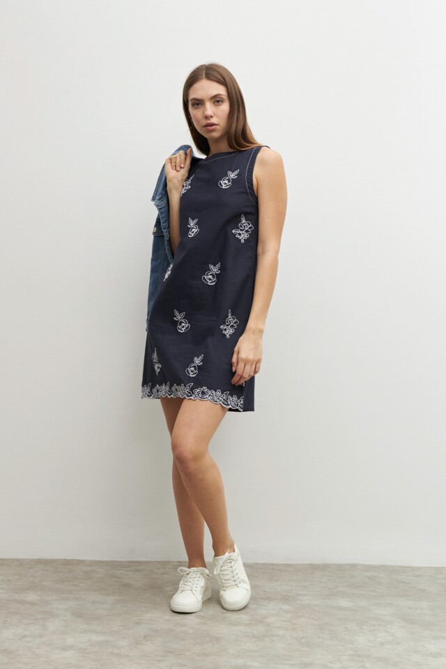 Vestido bordado floral azul marino