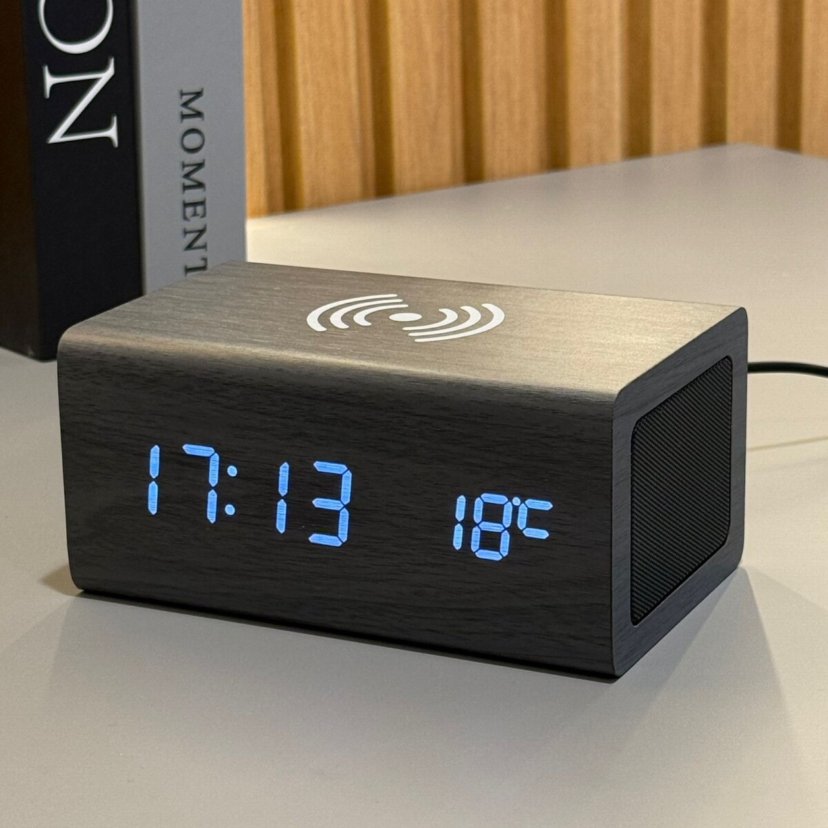 Reloj Despertador Multifuncional con Carga Inalámbrica y Bluetooth 
