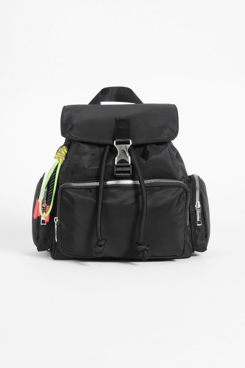 Mochila tela broche metálico negro