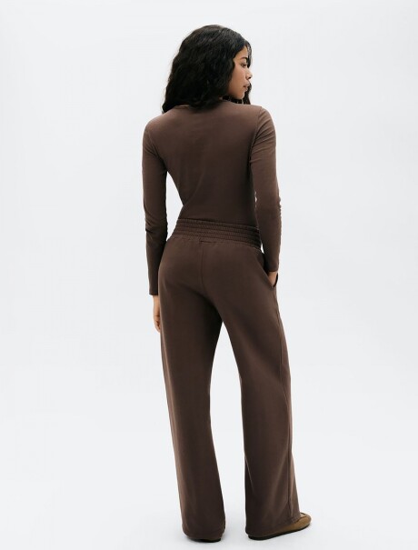 PANTALÓN BÁSICO CON BOLSILLO MARRÓN