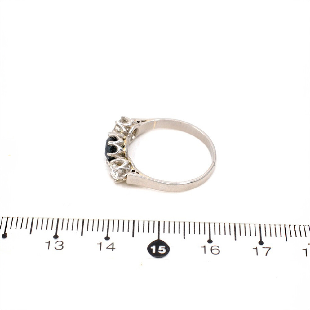 Anillo Estilo Antiguo En Platino Con Brillantes Laterales Y Zafiro Central Anillo Estilo Antiguo En Platino Con Brillantes Laterales Y Zafiro Central