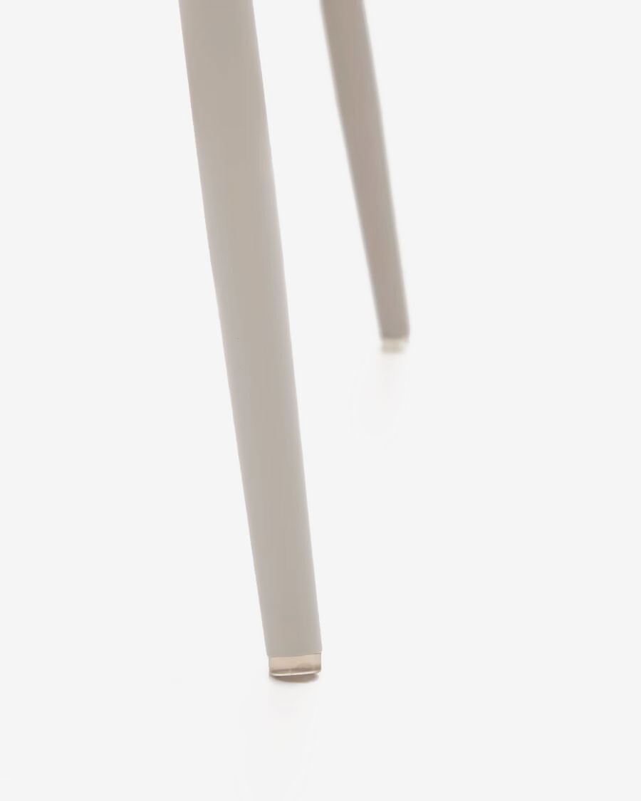 Silla Yunia beige con patas de acero con acabado pintado beige