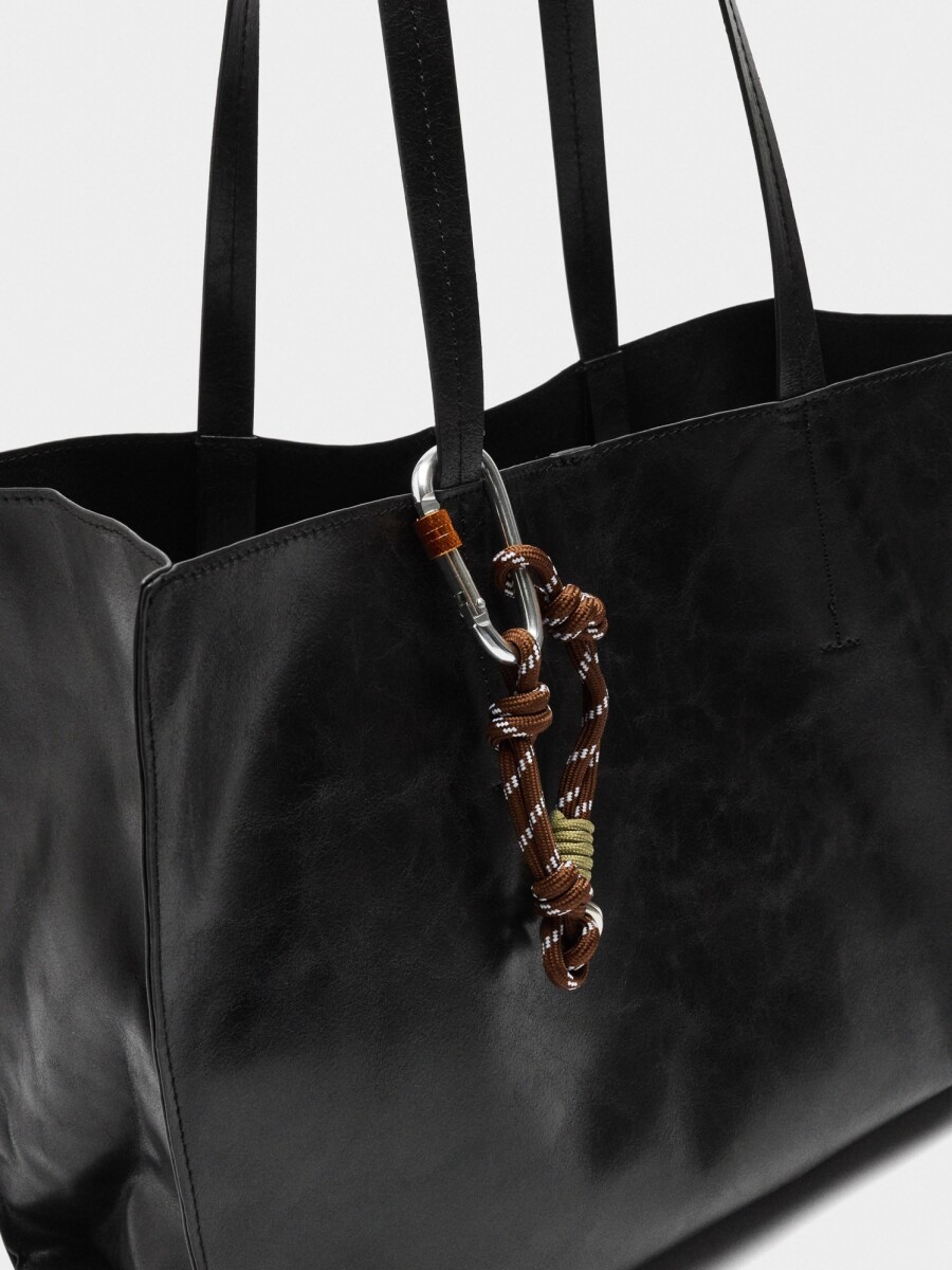 Bolso Shopper Con Colgante negro
