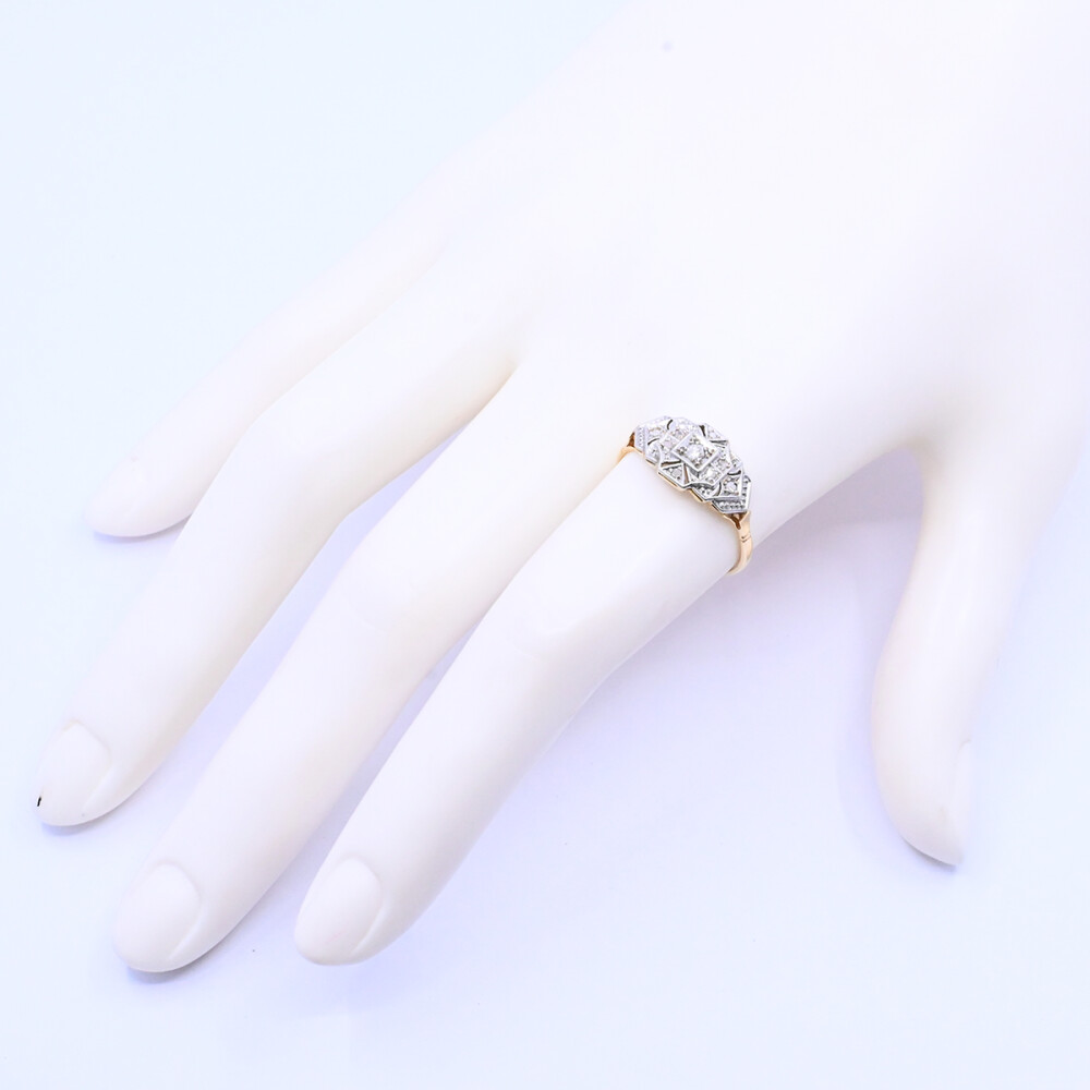 Anillo oro 18k antiguo con brillante central y diamantes. Anillo oro 18k antiguo con brillante central y diamantes.