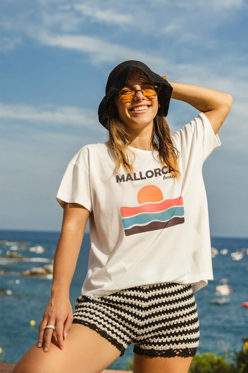 REMERA OVER OFF WHITE - MALLORCA REMERA OVER OFF WHITE - MALLORCA
