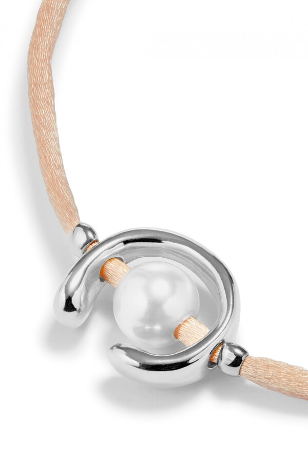 PULSERA DE HILO SALMÓN CON PERLA SHELL FORNITURA BAÑADA EN PLATA DE LEY. Pulsera