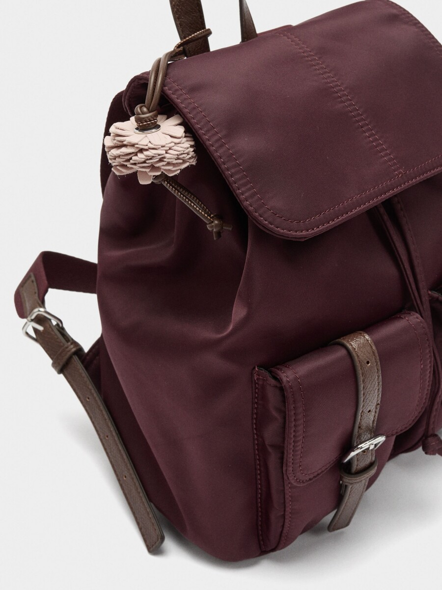 Mochila De Nylon Con Colgante burdeos