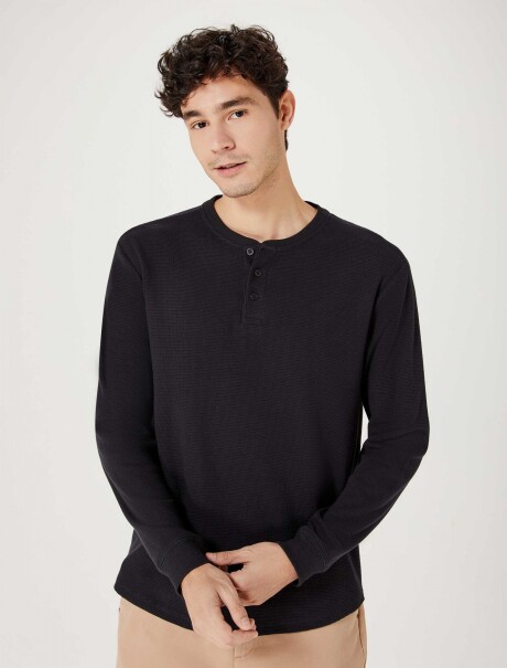 CAMISETA HENLEY TEXTURIZADA NEGRO