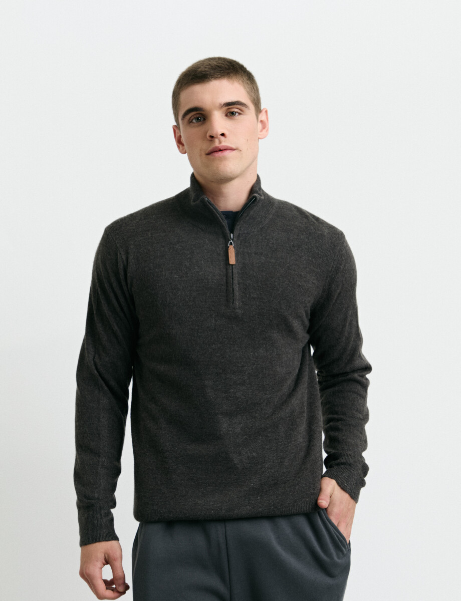 470415 REMERA HARRINGTON LABEL Gris Oscuro Melange
