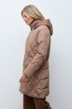 Campera capitoneada con capucha tostado
