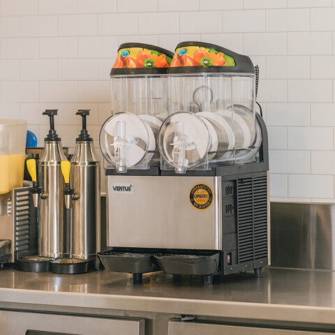 Maquina de Granizadora 12 Litros en 2 Depósitos. Maquina de Granizadora 12 Litros en 2 Depósitos.