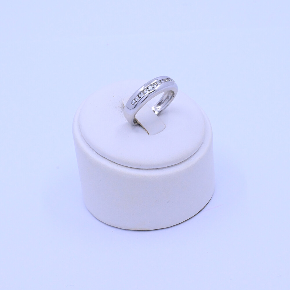 Anillo oro 18k blanco con brillantes engarce carril. Anillo oro 18k blanco con brillantes engarce carril.