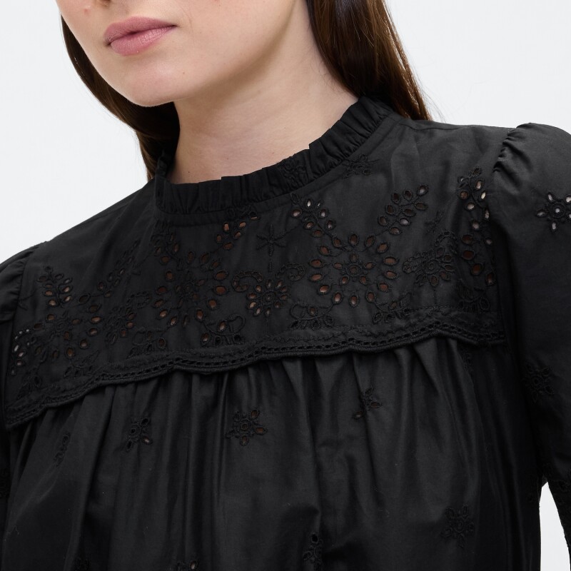 V-SS EYELET SCALLOP TOP BLACK 22
