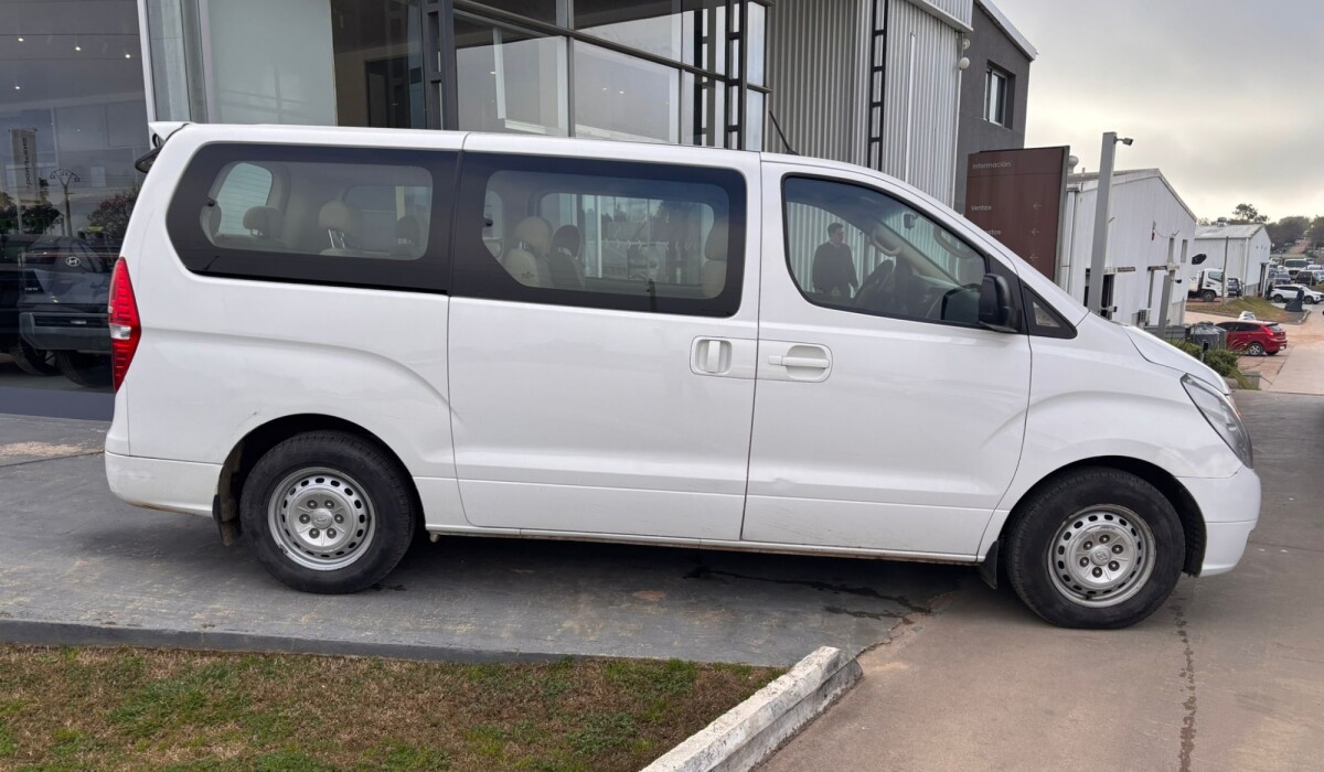 Hyundai H1 12 Plz MiniBus GLS Diesel - 2014 Hyundai H1 12 Plz MiniBus GLS Diesel - 2014