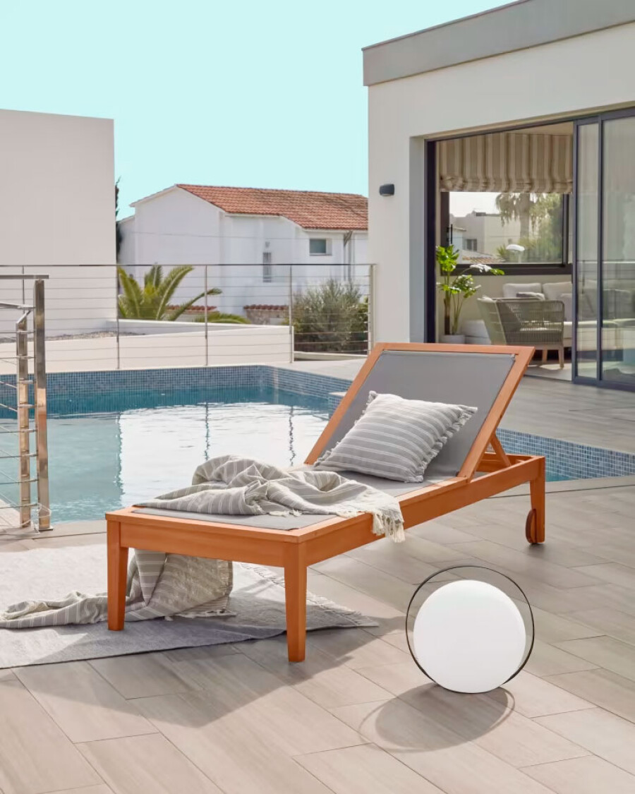 Reposera de exterior Caterin de madera maciza de eucalipto en color gris