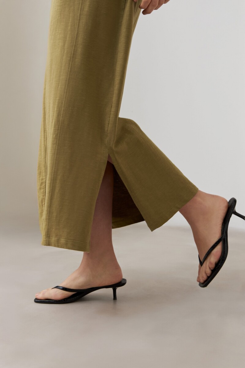 Vestido con costuras verticales y tajos laterales verde oliva