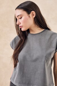 Remera Corta Lavada Gris Oscuro