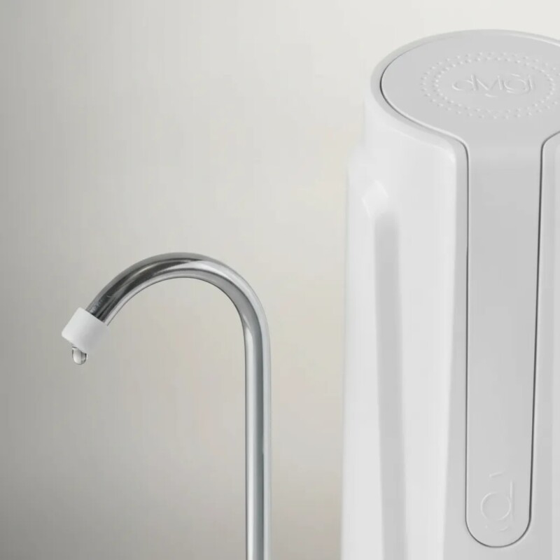 Purificador de agua Dvigi Aqua sobre mesada Blanco