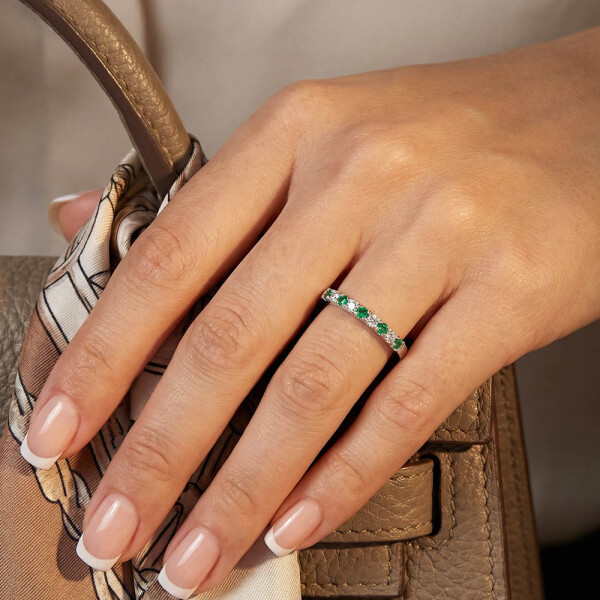 Anillo medio sinfín Clásico S de oro blanco 18k con brillantes y esmeraldas Anillo medio sinfín Clásico S de oro blanco 18k con brillantes y esmeraldas