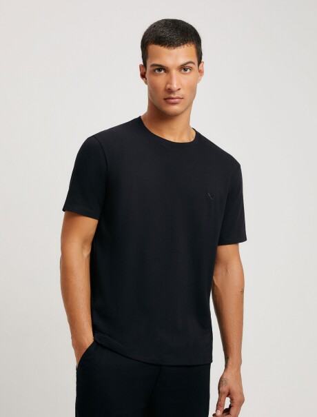 CAMISETA BÁSICA WORLD CON BORDADO NEGRO
