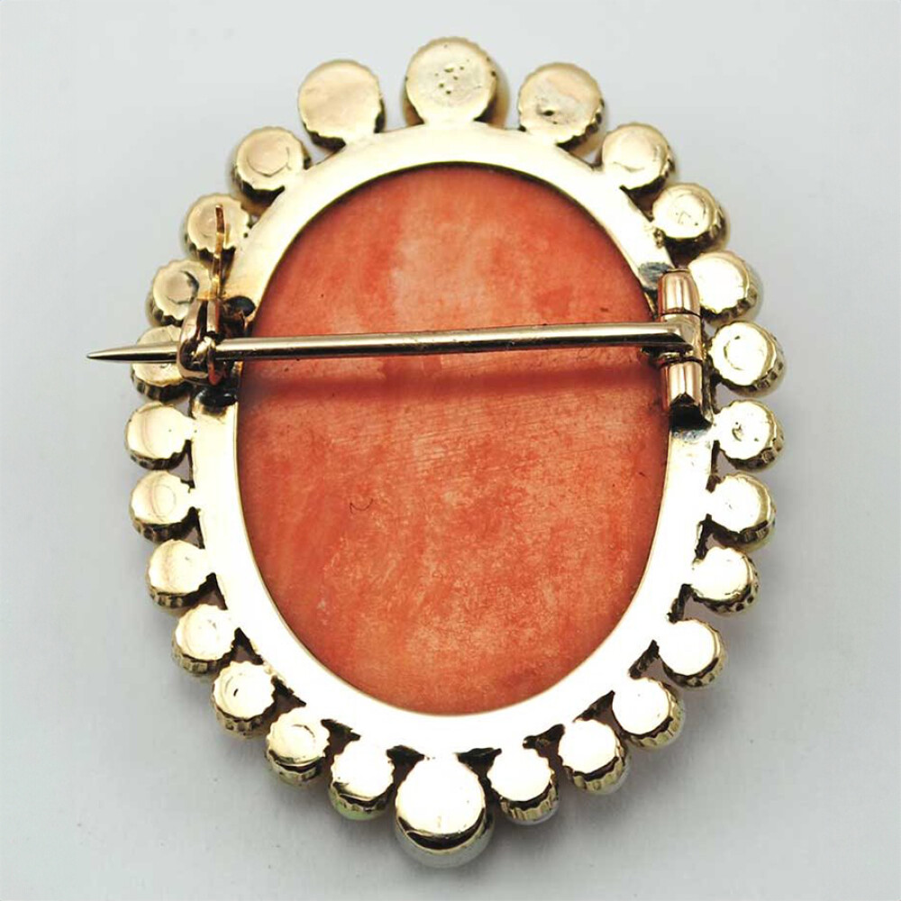 Prendedor Oro 18K, Con Camafeo De Coral Y Perlas De Cultivo Prendedor Oro 18K, Con Camafeo De Coral Y Perlas De Cultivo