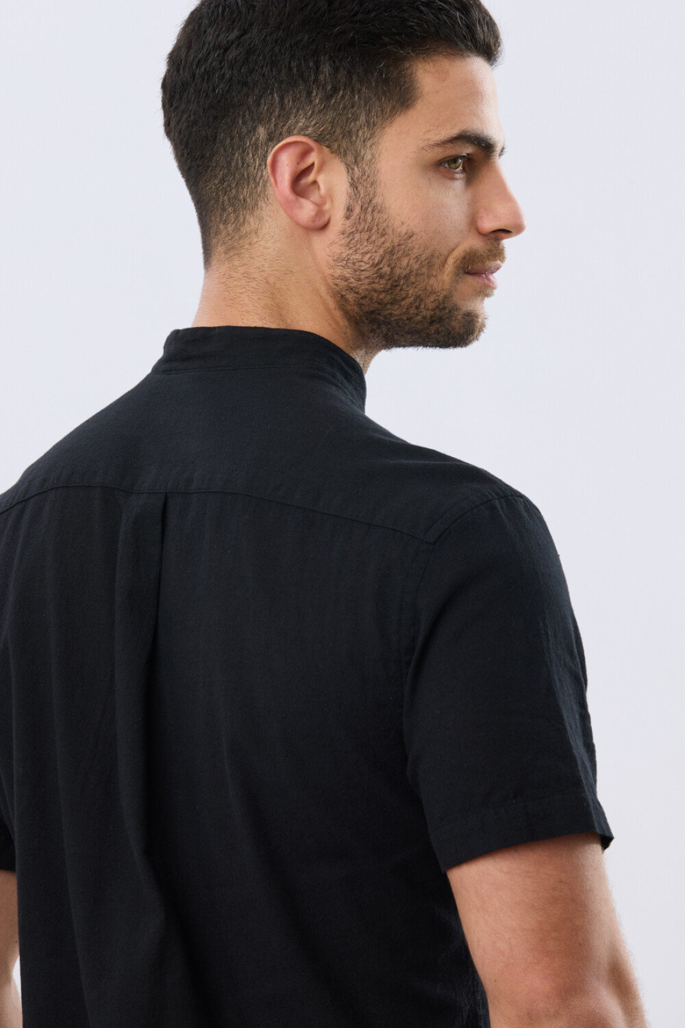 CAMISA LISA DE LINO CUELLO MAO Negro