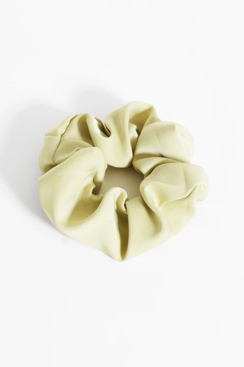 Gomita scrunchie de tela verde